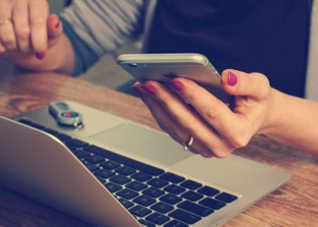 5 signs you should consider replacing the smartphone you use for work